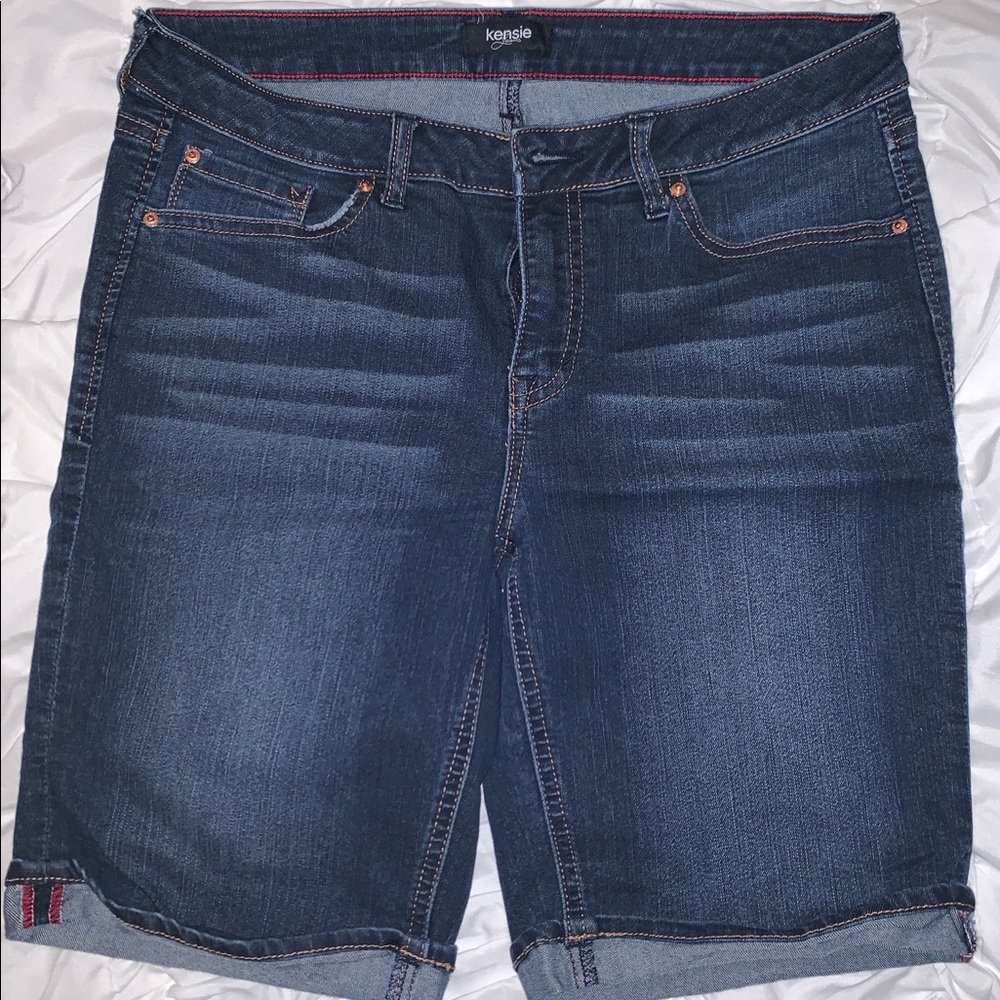 Cute fitted shorts size 29!